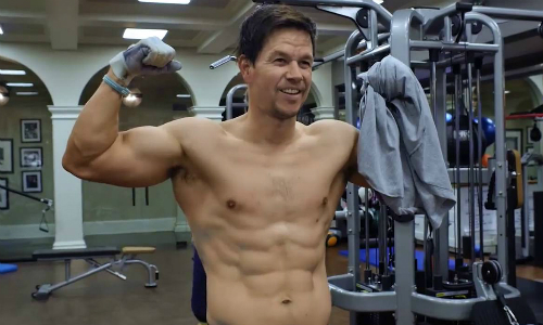 Siêu sao Mark Wahlberg dậy từ 2h sáng để tập gym