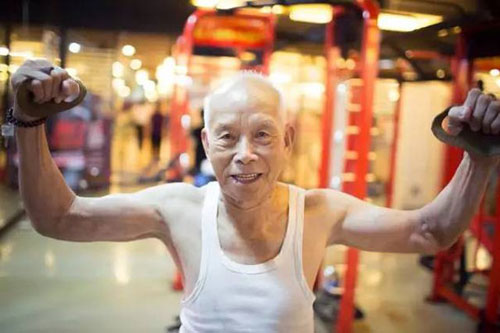 Cụ già 93 tuổi vẫn nghiện tập gym