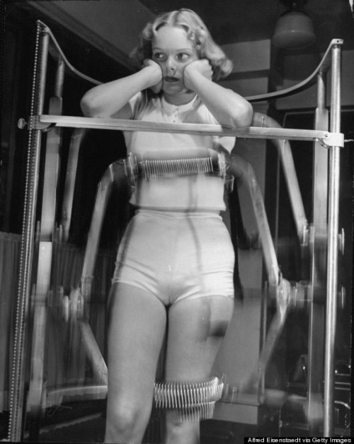 Tròn mắt xem phụ nữ thập niên 40 tập gym