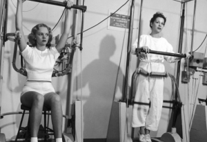 Tròn mắt xem phụ nữ thập niên 40 tập gym
